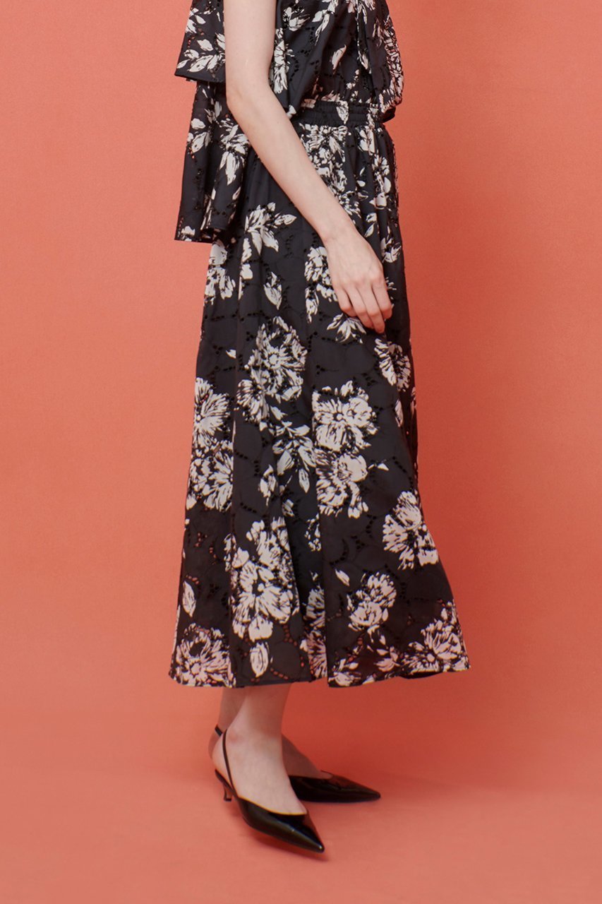 【アルアバイル/allureville】の【Loulou Willoughby】モノトーンフラワー刺繍フレアスカート 人気、トレンドファッション・服の通販 founy(ファニー) 　ファッション　Fashion　レディースファッション　Fashion for Women　スカート　Skirts　Aライン・フレアスカート　A-Line & Flared Skirts　ロングスカート　Long Skirts / Maxi & Midi Skirts　おすすめ　Recommended / Our Picks　セットアップ　Set-Up, Coordinated Outfit　フラワー　Flower, Floral　フリル　Frill, Ruffle　フレア　Flare, Flared　プリント　Print, Printed Pattern　モノトーン　Monotone, Black and White　レース　Lace, Lace Fabric　ロング　Long, Long-Length　夏　Summer　other-7|ID: prp329100004587620 ipo3291000000033616078