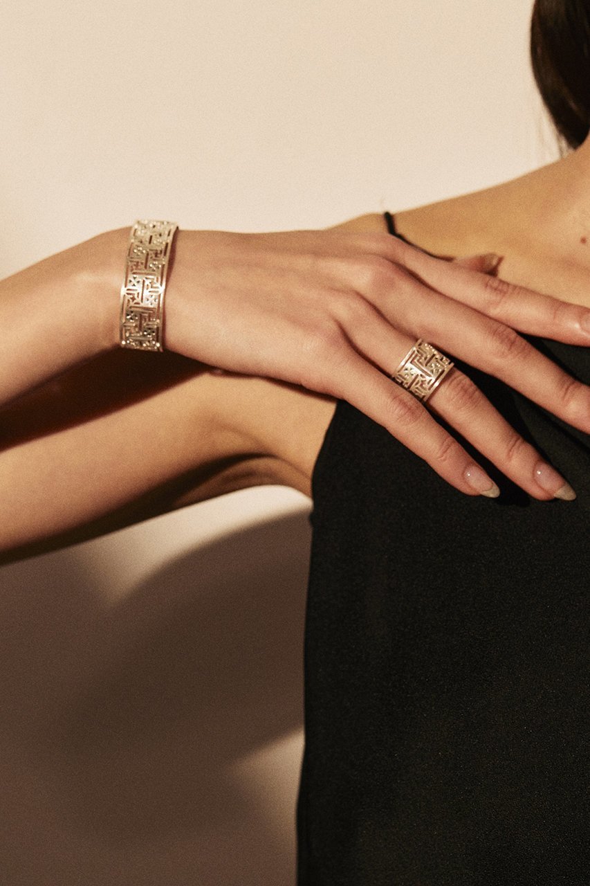 【アドリン ヒュー/Adlin Hue】のSV1000 carved カフ 人気、トレンドファッション・服の通販 founy(ファニー) 　ファッション　Fashion　レディースファッション　Fashion for Women　ジュエリー　Jewelry　チェーン＆カフブレスレット　Cuff & Chain Bracelets　バングル・カフブレスレット　Bangles & Cuff Bracelets　シルバー　Silver, Metallic Silver　シンプル　Simple, Minimal　バングル　Bangle, Bracelet　パーティ　Party, Party Style　メタリック　Metallic, Shiny Finish　透かし　Cut-Out, Lacework　other-2|ID: prp329100004588538 ipo3291000000035580133