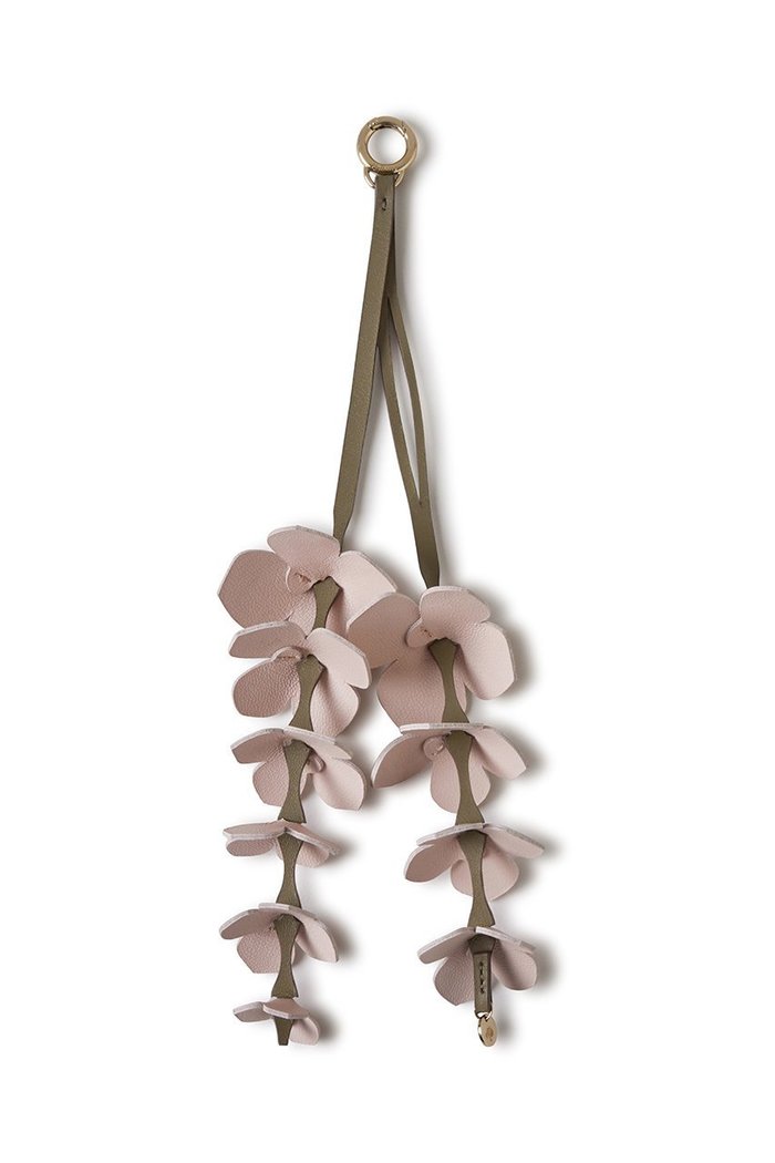 【マルベリー/Mulberry】のWISTERIA KEYRING インテリア・キッズ・メンズ・レディースファッション・服の通販 founy(ファニー) https://founy.com/ ファッション Fashion レディースファッション Fashion for Women おすすめ Recommended / Our Picks チャーム Charm, Pendant フラワー Flower, Floral ポーチ Pouch, Small Case モチーフ Motif, Design Theme ラップ Wrap, Wrap Design エレガント 上品 Elegant |ID: prp329100004588581 ipo3291000000036201664