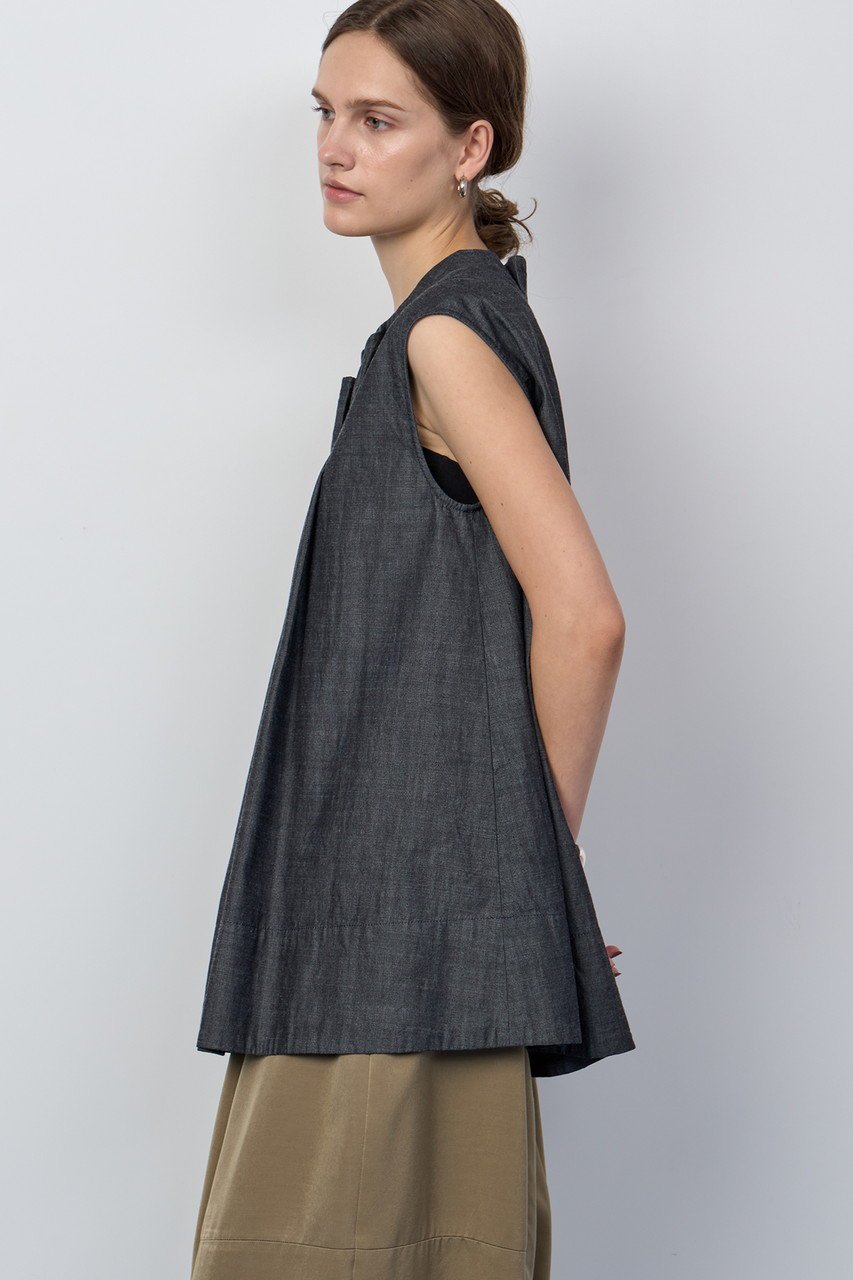 【ハウス オブ ロータス/HOUSE OF LOTUS】のシャンブレーデニムラッフルブラウス 人気、トレンドファッション・服の通販 founy(ファニー) 　ファッション　Fashion　レディースファッション　Fashion for Women　トップス・カットソー　Cut & Sew Tops　キャミソール&ノースリーブ　Camisoles & Sleeveless Tops　シャツ・ブラウス・オフィスカジュアル　Elegant Blouses & Button-Ups　インディゴ　Indigo Denim　エレガント 上品　Elegant　シャンブレー　Chambray, Denim-Like Fabric　デニム　Denim, Jeans Material　ノースリーブ　Sleeveless, No-Sleeve　ラッフル　Ruffle, Frill　other-4|ID: prp329100004592180 ipo3291000000034515055