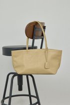 【ガリャルダガランテ/GALLARDAGALANTE】の【2.718】ボートトート 人気、トレンドファッション・服の通販 founy(ファニー) ファッション Fashion レディースファッション Fashion for Women バッグ Bags シンプル Simple, Minimal トレンド Trend, Trending Now フラップ Flap, Flap Pocket ポケット Pocket, Pocket Detail マグネット Magnet, Magnetic Closure 再入荷 Restock / Back in Stock ビジネス 仕事 通勤 Business / Work / Commuting thumbnail ライトベージュ|ID: prp329100004594178 ipo3291000000034639538