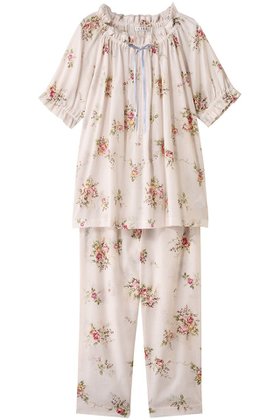 【イクコ/IKUKO】のシングルガーゼ花柄プリント フリルネック半袖パジャマ 人気、トレンドファッション・服の通販 founy(ファニー) ファッション Fashion レディースファッション Fashion for Women トップス・カットソー Cut & Sew Tops 花柄・フラワープリント・モチーフ Floral Prints & Motifs / Flower Pattern Tops お家時間・ステイホーム Stay Home / At Home パジャマ Pajamas, Sleepwear フェミニン Feminine, Girly フリル Frill, Ruffle プリント Print, Printed Pattern リボン Ribbon, Bow リラックス Relax, Relaxed Fit 半袖 Short Sleeve, Half Sleeve 新作・新入荷 New Arrivals / New In |ID:prp329100004601489
