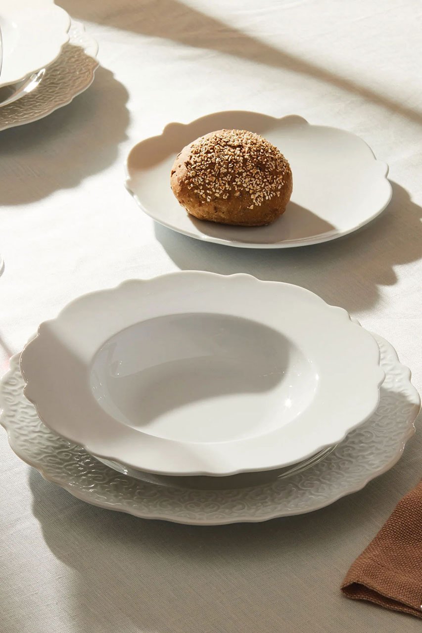 【アレッシ/ALESSI / GOODS】のDRESSED サイドプレート 人気、トレンドファッション・服の通販 founy(ファニー) 　イタリア　Italy　テーブル　Table, Dining Table　デザート　Dessert, Sweet Treat　プレート　Plate, Dish　新作・新入荷　New Arrivals / New In　ホーム・キャンプ・アウトドア・お取り寄せ　Home Living / Home & Lifestyle / Camping Gear / Outdoor Camping　キッチン・ダイニング　Kitchen & Dining Essentials. Stylish & Functional Tableware　キッチン家電・キッチン用品　Kitchen Appliances & Tools　other-3|ID: prp329100004601542 ipo3291000000032716271