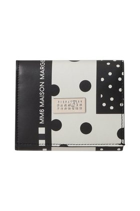 【エムエム6 メゾン マルタン マルジェラ/MM6 Maison Martin Margiela】 【UNISEX】TRIFOLD ウォレット人気、トレンドファッション・服の通販 founy(ファニー) ファッション Fashion レディースファッション Fashion for Women ミニ財布・二つ折り財布 Wallets & Card Cases 2025年 2025 2025-2026秋冬・A/W Autumn/Winter 2025–26 AW25–26 ユニセックス Unisex, Genderless おすすめ Recommended / Our Picks ウォレット Wallet コイン Coin, Coin Design コンパクト Compact, Small Size プリント Print, Printed Pattern ポケット Pocket, Pocket Detail A/W・秋冬 Autumn/Winter 財布 Wallet, Purse |ID:prp329100004601617