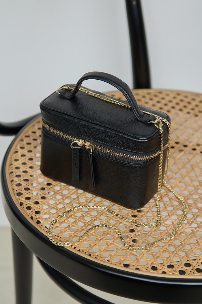 【ウィムガゼット/Whim Gazette】の【Hoaw.】バニティショルダー インテリア・キッズ・メンズ・レディースファッション・服の通販 founy(ファニー) https://founy.com/ ファッション Fashion レディースファッション Fashion for Women バッグ Bags アクセサリー Fashion Accessories 軽量 Lightweight, Ultra Light シューズ Shoes, Footwear ショルダー Shoulder, Shoulder Strap シルバー Silver, Metallic Silver スマート Smart, Elegant 財布 Wallet, Purse トレンド Trend, Trending Now ポケット Pocket, Pocket Detail ポーチ Pouch, Small Case エレガント 上品 Elegant |ID: prp329100004602748 ipo3291000000036371341