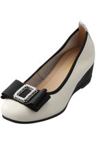 【スタッカート/STACCATO】のパールリボンウェッジソールパンプス 人気、トレンドファッション・服の通販 founy(ファニー) ファッション Fashion レディースファッション Fashion for Women インソール Shoe Insole ストーン Stone, Gem-Like ドッキング Docking, Mixed Material パール Pearl, Pearl Accent ライニング Inner Lining, Inner Fabric, Lined リラックス Relax, Relaxed Fit 軽量 Lightweight, Ultra Light thumbnail ホワイト|ID: prp329100004604855 ipo3291000000034940731