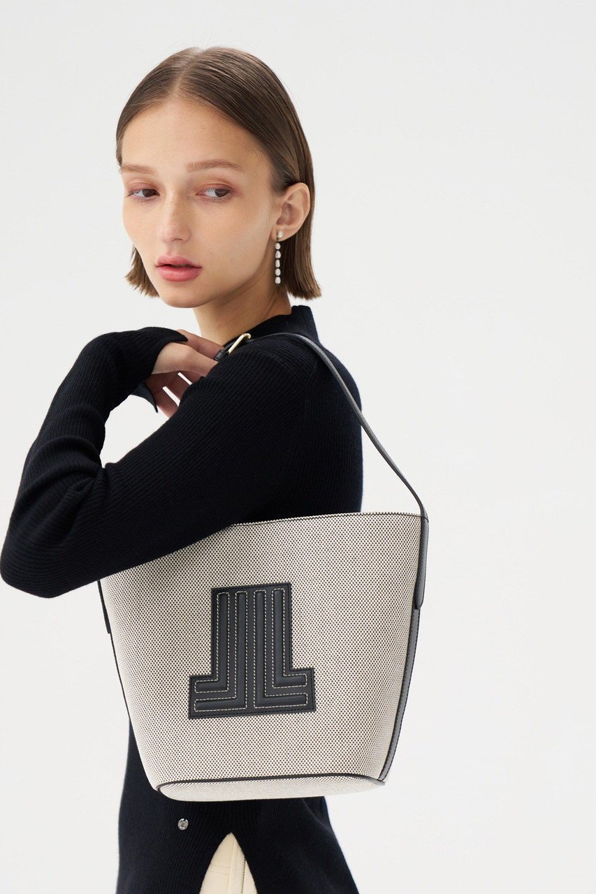 【ランバン オン ブルー/LANVIN en Bleu】のヴィジュ キャンバスショルダー 人気、トレンドファッション・服の通販 founy(ファニー) 　ファッション　Fashion　レディースファッション　Fashion for Women　バッグ　Bags　おすすめ　Recommended / Our Picks　キャンバス　Canvas, Canvas Fabric　ギフト プレゼント　Gift / Present　ショルダー　Shoulder, Shoulder Strap　ポケット　Pocket, Pocket Detail　マグネット　Magnet, Magnetic Closure　エレガント 上品　Elegant　人気　Popular, Best Seller　夏　Summer　春　Spring　S/S・春夏　SS, Spring/Summer, Warm Season　other-6|ID: prp329100004605664 ipo3291000000032796797