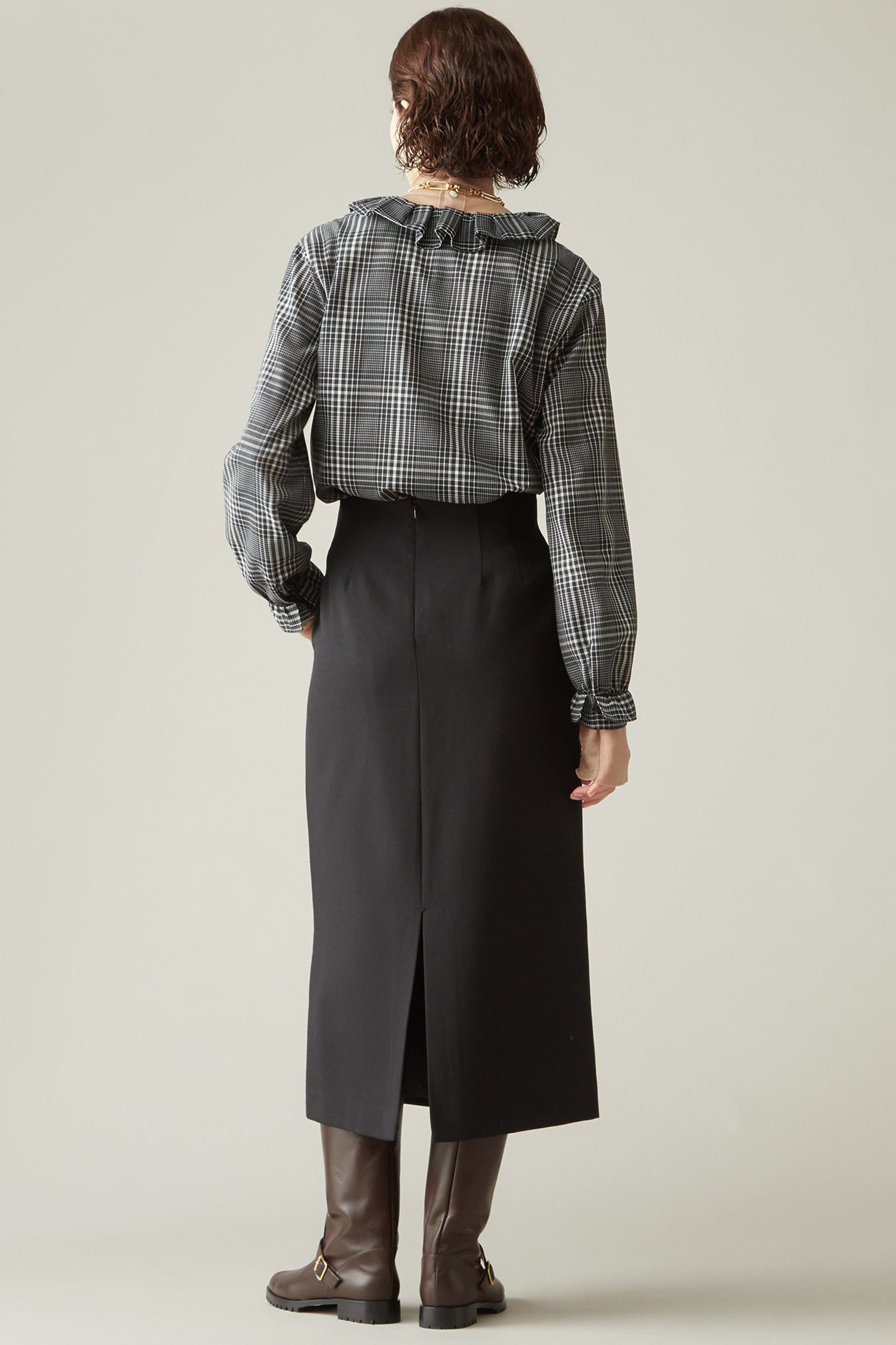 【マルティニーク/martinique】のラッフルブラウス 人気、トレンドファッション・服の通販 founy(ファニー) 　ファッション　Fashion　レディースファッション　Fashion for Women　トップス・カットソー　Cut & Sew Tops　シャツ・ブラウス・オフィスカジュアル　Elegant Blouses & Button-Ups　インナー　Innerwear　スリーブ　Sleeve, Long Sleeve / Short Sleeve　チェック　Check, Plaid, Tartan　ツイル　Twist, Twisted Detail　フロント　Front, Front Design　モノトーン　Monotone, Black and White　ロング　Long, Long-Length　無地　Plain, Solid Color　other-7|ID: prp329100004608101 ipo3291000000032921951