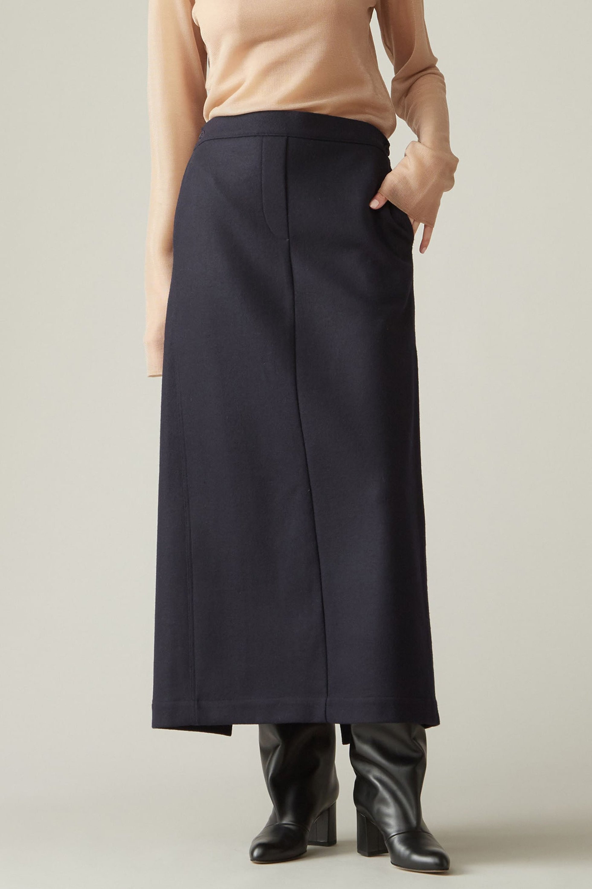 【マルティニーク/martinique】の【COGTHEBIGSMOKE】IRIS STRAIGHT SKIRT インテリア・キッズ・メンズ・レディースファッション・服の通販 founy(ファニー) 　ファッション　Fashion　レディースファッション　Fashion for Women　スカート　Skirts　ロングスカート　Long Skirts / Maxi & Midi Skirts　コレクション　Collection, Seasonal Line　スリット　Slit, Slit Detail　センター　Center, Center Line　トレンド　Trend, Trending Now　パッチ　Patch, Appliqué　フィット　Fit, Slim Fit　ポケット　Pocket, Pocket Detail　メルトン　Melton, Heavy Wool　リアル　Real, Realistic　ロング　Long, Long-Length　ロンドン　London Style, British Inspired　日本製　Made In Japan　ネイビー|ID: prp329100004608170 ipo3291000000032925135
