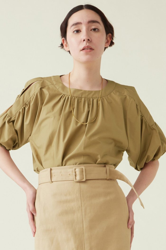 【マルティニーク/martinique】のショルダースリットブラウス インテリア・キッズ・メンズ・レディースファッション・服の通販 founy(ファニー) https://founy.com/ ファッション Fashion レディースファッション Fashion for Women トップス・カットソー Cut & Sew Tops シャツ・ブラウス・オフィスカジュアル Elegant Blouses & Button-Ups ギャザー Gathered, Ruffled ショルダー Shoulder, Shoulder Strap ショート Short, Short Length スリット Slit, Slit Detail スリーブ Sleeve, Long Sleeve / Short Sleeve ブロード Broadcloth, Fine Cotton |ID: prp329100004608370 ipo3291000000032935410