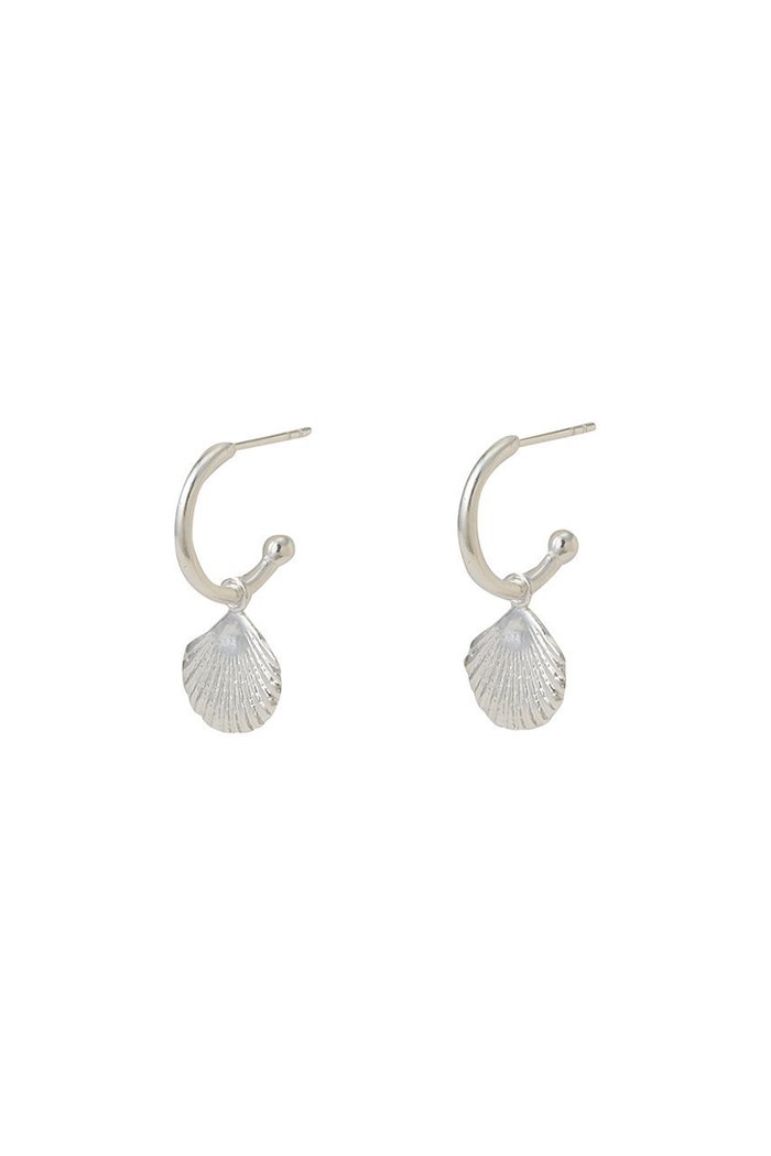 【デイジー ロンドン/DAISY LONDON】のShell Drop ピアス インテリア・キッズ・メンズ・レディースファッション・服の通販 founy(ファニー) https://founy.com/ ファッション Fashion レディースファッション Fashion for Women ジュエリー Jewelry ファッションリング Fashion Rings イヤリング・フープ・ドロップタイプ Hoop, Drop & Clip Earrings おすすめ Recommended / Our Picks イヤリング Earrings イヤーカフ Ear Cuffs シルバー Silver, Metallic Silver ジュエリー Jewelry, Accessories スタイリッシュ Stylish, Fashionable モチーフ Motif, Design Theme ロンドン London Style, British Inspired 定番 Standard, Basic Item |ID: prp329100004608677 ipo3291000000032946790