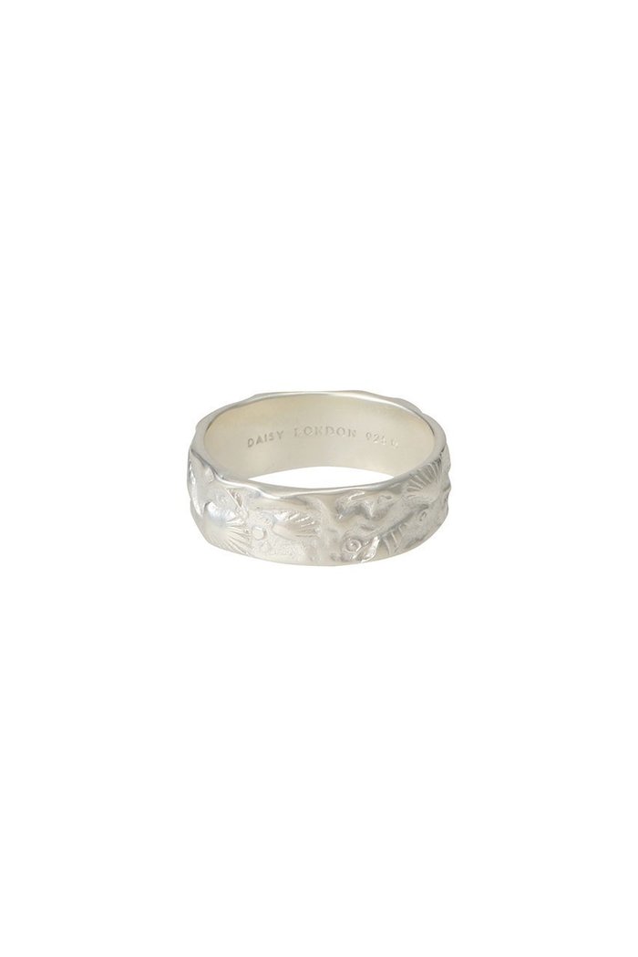 【デイジー ロンドン/DAISY LONDON】のFossil Band リング インテリア・キッズ・メンズ・レディースファッション・服の通販 founy(ファニー) https://founy.com/ ファッション Fashion レディースファッション Fashion for Women ジュエリー Jewelry 2025年 2025 2025-2026秋冬・A/W Autumn/Winter 2025–26 AW25–26 シルバー Silver, Metallic Silver スタイリッシュ Stylish, Fashionable モチーフ Motif, Design Theme ロンドン London Style, British Inspired A/W・秋冬 Autumn/Winter |ID: prp329100004608680 ipo3291000000032946845