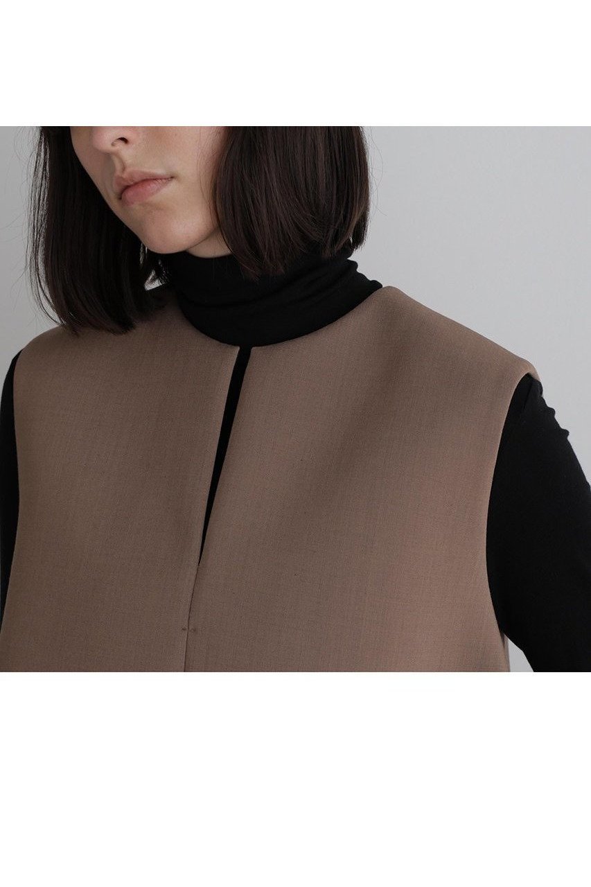 【ル フィル/LE PHIL】のライトボンディングノースリーブジレブラウス 人気、トレンドファッション・服の通販 founy(ファニー) 　ファッション　Fashion　レディースファッション　Fashion for Women　アウター　Coat / Outerwear Collection　トップス・カットソー　Cut & Sew Tops　キャミソール&ノースリーブ　Camisoles & Sleeveless Tops　シャツ・ブラウス・オフィスカジュアル　Elegant Blouses & Button-Ups　ベスト&ジレ / 重ね着スタイル　Vests & Gilets　カットソー　Cut and Sewn Top　シンプル　Simple, Minimal　スタンダード　Standard, Basic　ノースリーブ　Sleeveless, No-Sleeve　フォルム　Silhouette, Form　フラット　Flat, Flat Shoes　ボンディング　Bonding, Bonded Fabric　新作・新入荷　New Arrivals / New In　other-3|ID: prp329100004610682 ipo3291000000032989648