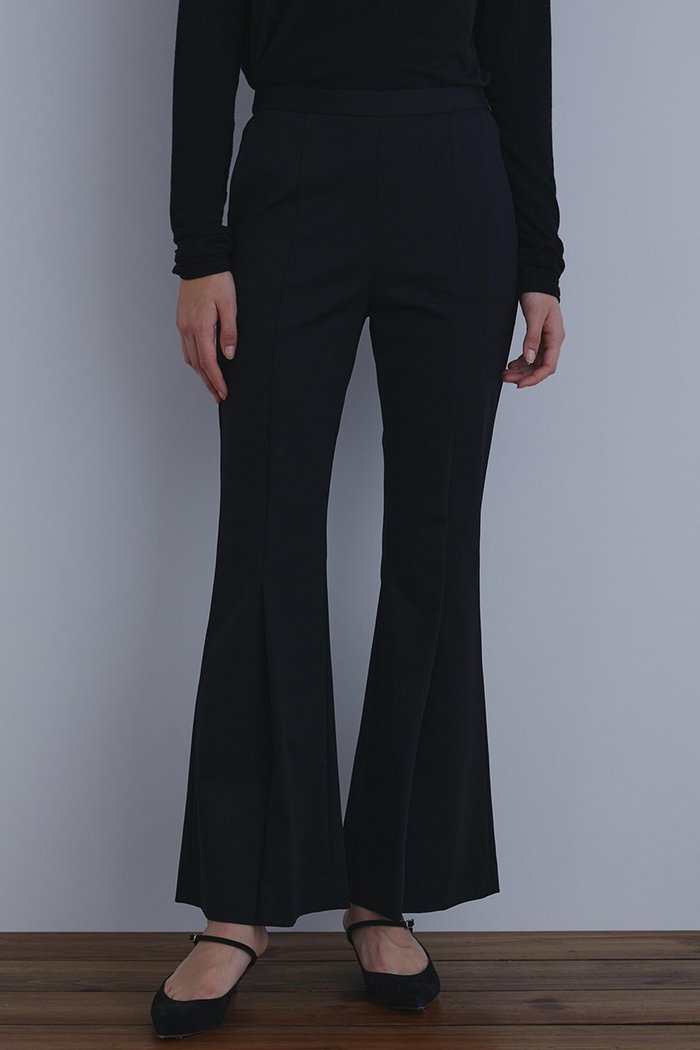 【ル フィル/LE PHIL】のハイストレッチタックフレアパンツ インテリア・キッズ・メンズ・レディースファッション・服の通販 founy(ファニー) https://founy.com/ ファッション Fashion レディースファッション Fashion for Women パンツ Pants & Trousers シンプル Simple, Minimal ストレッチ Stretch, Stretchy Fabric フレア Flare, Flared |ID: prp329100004610728 ipo3291000000035470637