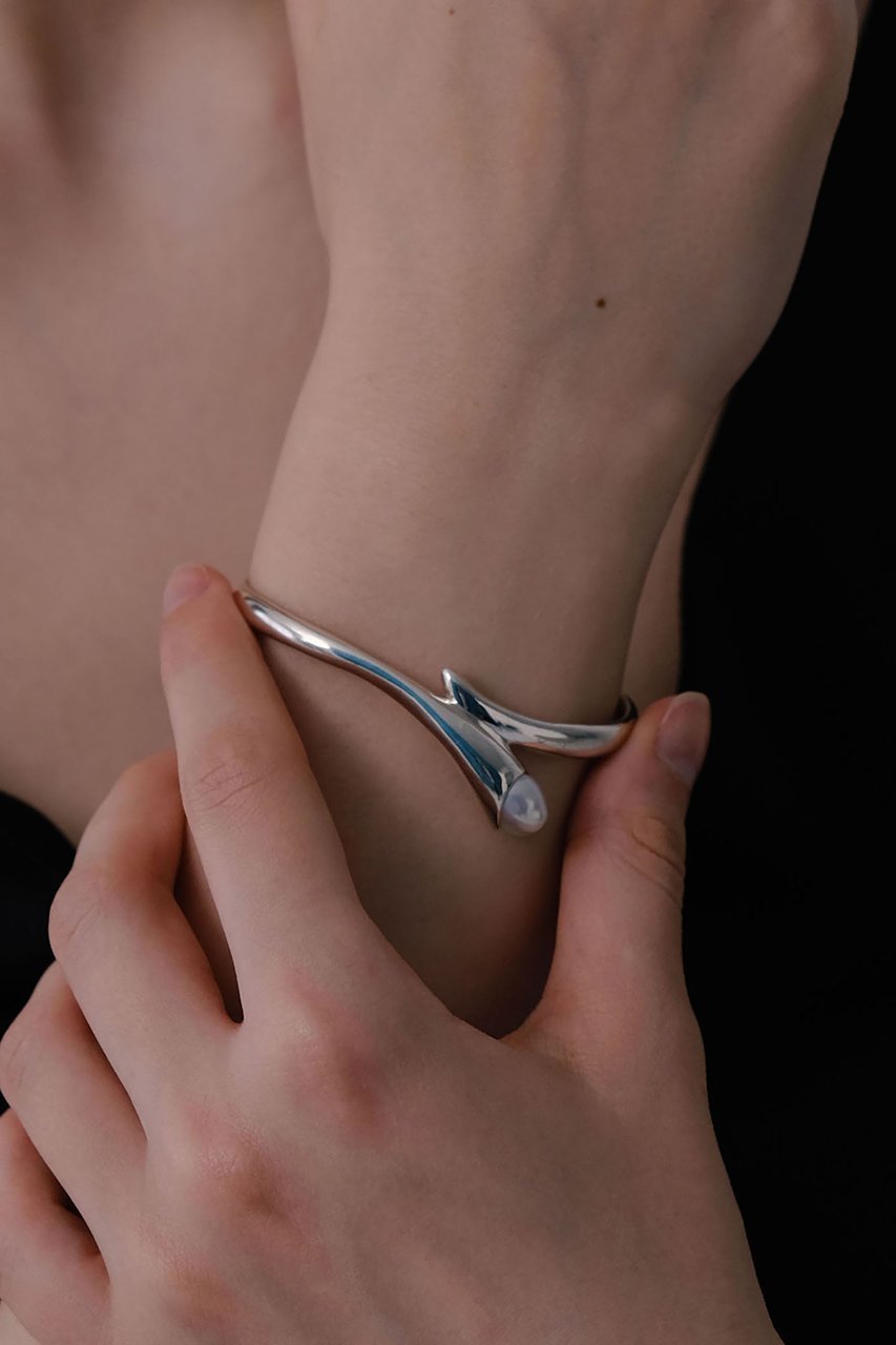 【ナチュラリジュエリ/NATURALI JEWELRY】のSILVER カロス エコーバングル 人気、トレンドファッション・服の通販 founy(ファニー) 　ファッション　Fashion　レディースファッション　Fashion for Women　ジュエリー　Jewelry　チェーン＆カフブレスレット　Cuff & Chain Bracelets　バングル・カフブレスレット　Bangles & Cuff Bracelets　なめらか　Smooth, Silky Texture　シルバー　Silver, Metallic Silver　バングル　Bangle, Bracelet　パール　Pearl, Pearl Accent　モチーフ　Motif, Design Theme　エレガント 上品　Elegant　other-2|ID: prp329100004613996 ipo3291000000035740746