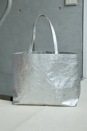 【ウィムガゼット/Whim Gazette】の【THE PAUSE】ペーパートート L 人気、トレンドファッション・服の通販 founy(ファニー) ファッション Fashion レディースファッション Fashion for Women バッグ Bags ヴィンテージ Vintage Style グラデーション Gradient, Ombre 軽量 Lightweight, Ultra Light シルバー Silver, Metallic Silver ペーパー Paper, Kraft Paper ポケット Pocket, Pocket Detail ワーク Workwear, Utility Style A/W・秋冬 Autumn/Winter ビジネス 仕事 通勤 Business / Work / Commuting 2025年 2025 2025-2026秋冬・A/W Autumn/Winter 2025–26 AW25–26 |ID:prp329100004614004