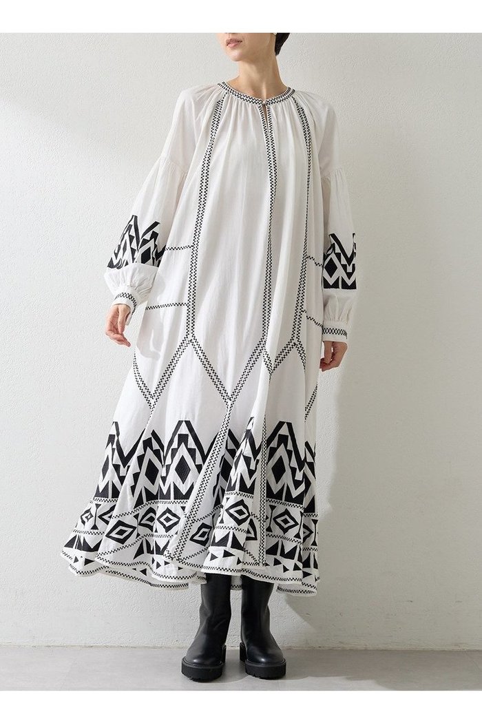 【ウィムガゼット/Whim Gazette】のエンブロイダリーワンピース インテリア・キッズ・メンズ・レディースファッション・服の通販 founy(ファニー) https://founy.com/ ファッション Fashion レディースファッション Fashion for Women ワンピース Dresses チュニック Tunic Tops & Dresses 2025年 2025 2025-2026秋冬・A/W Autumn/Winter 2025–26 AW25–26 アクセサリー Fashion Accessories インド Indian Textile エスニック Ethnic Style シューズ Shoes, Footwear チュニック Tunic, Long Top デニム Denim, Jeans Material モチーフ Motif, Design Theme モノトーン Monotone, Black and White ロング Long, Long-Length A/W・秋冬 Autumn/Winter |ID: prp329100004614055 ipo3291000000033035097