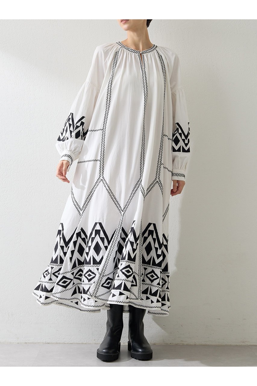 【ウィムガゼット/Whim Gazette】のエンブロイダリーワンピース インテリア・キッズ・メンズ・レディースファッション・服の通販 founy(ファニー) 　ファッション　Fashion　レディースファッション　Fashion for Women　ワンピース　Dresses　チュニック　Tunic Tops & Dresses　2025年　2025　2025-2026秋冬・A/W　Autumn/Winter 2025–26 AW25–26　アクセサリー　Fashion Accessories　インド　Indian Textile　エスニック　Ethnic Style　シューズ　Shoes, Footwear　チュニック　Tunic, Long Top　デニム　Denim, Jeans Material　モチーフ　Motif, Design Theme　モノトーン　Monotone, Black and White　ロング　Long, Long-Length　A/W・秋冬　Autumn/Winter　オフホワイト|ID: prp329100004614055 ipo3291000000033035098