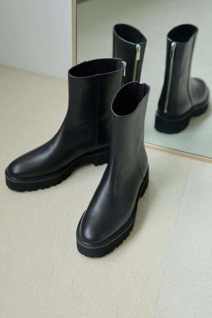 【ウィムガゼット/Whim Gazette】の【Hoaw.】バックZIPショートブーツ インテリア・キッズ・メンズ・レディースファッション・服の通販 founy(ファニー) https://founy.com/ ファッション Fashion レディースファッション Fashion for Women バッグ Bags アクセサリー Fashion Accessories シューズ Shoes, Footwear ショート Short, Short Length シンプル Simple, Minimal スタンダード Standard, Basic フォルム Silhouette, Form |ID: prp329100004620168 ipo3291000000035560675