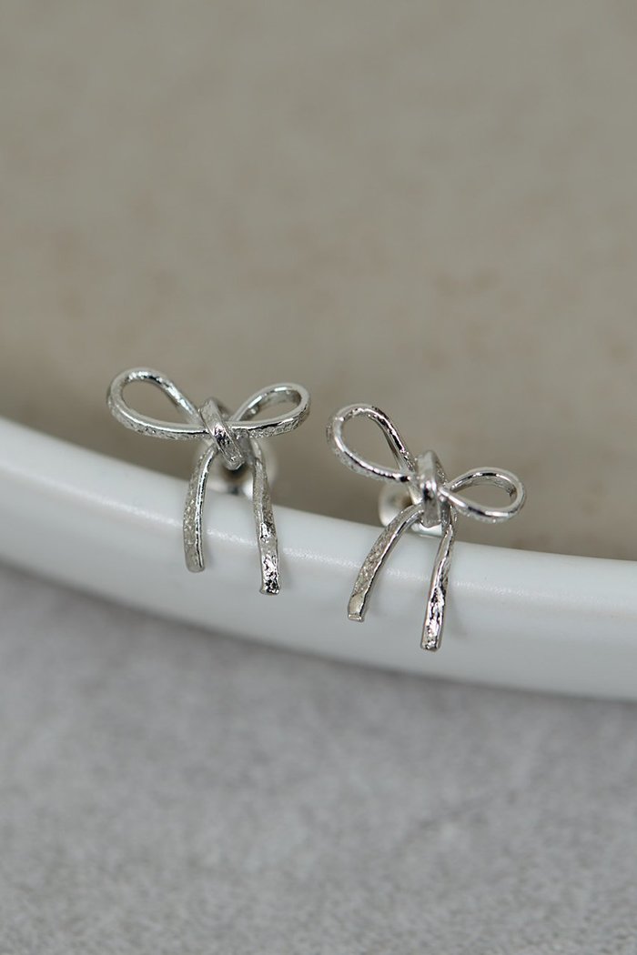 【ガリャルダガランテ/GALLARDAGALANTE】のリボンスタッドピアス インテリア・キッズ・メンズ・レディースファッション・服の通販 founy(ファニー) https://founy.com/ ファッション Fashion レディースファッション Fashion for Women ジュエリー Jewelry ファッションリング Fashion Rings イヤリング・フープ・ドロップタイプ Hoop, Drop & Clip Earrings イヤリング Earrings シルバー Silver, Metallic Silver ジャケット Jacket, Outerwear ベーシック Basic, Essential モチーフ Motif, Design Theme リボン Ribbon, Bow |ID: prp329100004621121 ipo3291000000035495925