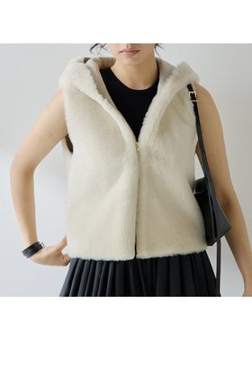 【ウィムガゼット/Whim Gazette】のムートンフードジレ 人気、トレンドファッション・服の通販 founy(ファニー) ファッション Fashion レディースファッション Fashion for Women アウター Coat / Outerwear Collection レディースジャケット・軽アウター Jackets コンパクト Compact, Small Size ジャケット Jacket, Outerwear ストレート Straight, Straight Cut ベスト Vest, Waistcoat A/W・秋冬 Autumn/Winter エレガント 上品 Elegant 2025年 2025 2025-2026秋冬・A/W Autumn/Winter 2025–26 AW25–26 |ID:prp329100004621247