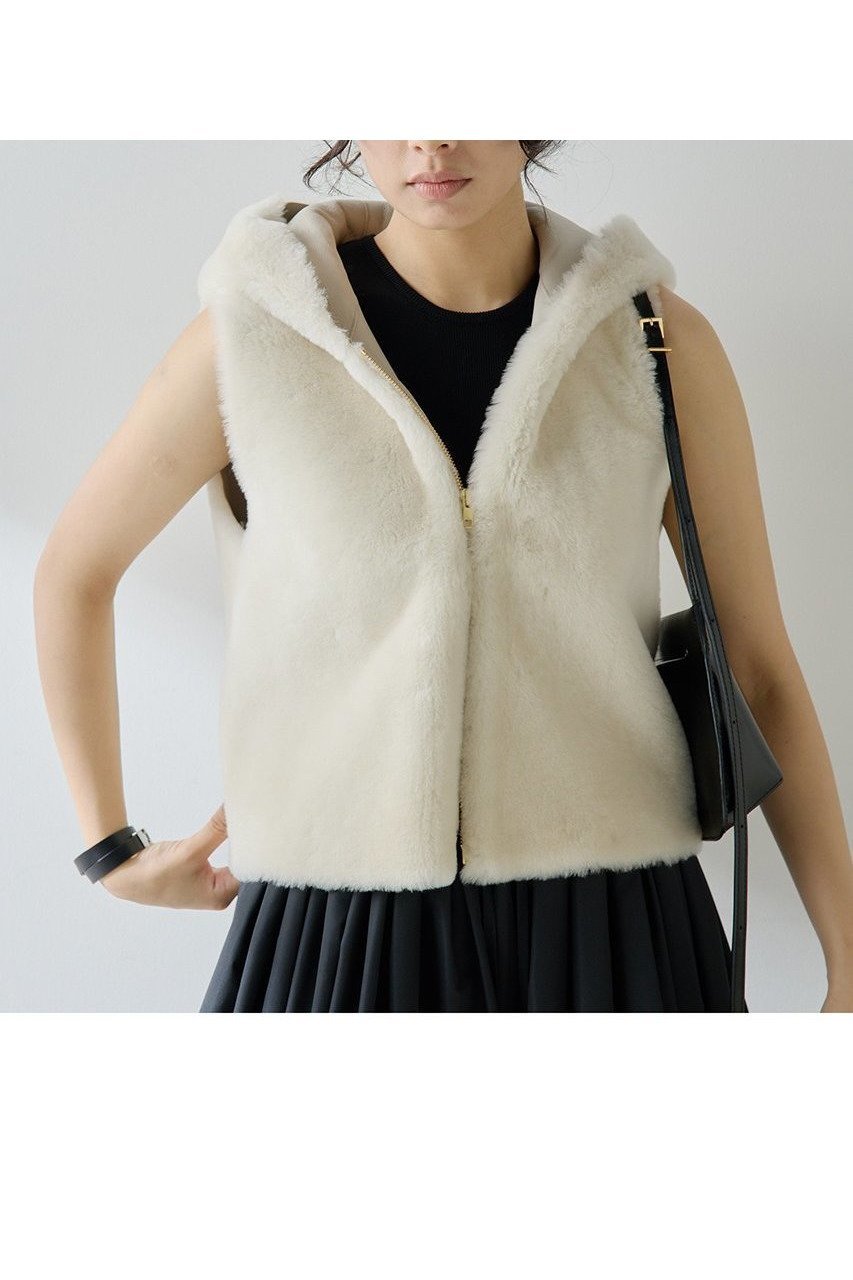 【ウィムガゼット/Whim Gazette】のムートンフードジレ インテリア・キッズ・メンズ・レディースファッション・服の通販 founy(ファニー) 　ファッション　Fashion　レディースファッション　Fashion for Women　アウター　Coat / Outerwear Collection　レディースジャケット・軽アウター　Jackets　コンパクト　Compact, Small Size　ジャケット　Jacket, Outerwear　ストレート　Straight, Straight Cut　ベスト　Vest, Waistcoat　A/W・秋冬　Autumn/Winter　エレガント 上品　Elegant　2025年　2025　2025-2026秋冬・A/W　Autumn/Winter 2025–26 AW25–26　オフホワイト|ID: prp329100004621247 ipo3291000000033155559