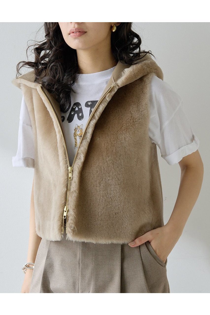 【ウィムガゼット/Whim Gazette】のムートンフードジレ インテリア・キッズ・メンズ・レディースファッション・服の通販 founy(ファニー) 　ファッション　Fashion　レディースファッション　Fashion for Women　アウター　Coat / Outerwear Collection　レディースジャケット・軽アウター　Jackets　コンパクト　Compact, Small Size　ジャケット　Jacket, Outerwear　ストレート　Straight, Straight Cut　ベスト　Vest, Waistcoat　A/W・秋冬　Autumn/Winter　エレガント 上品　Elegant　2025年　2025　2025-2026秋冬・A/W　Autumn/Winter 2025–26 AW25–26　ベージュ|ID: prp329100004621247 ipo3291000000033155562