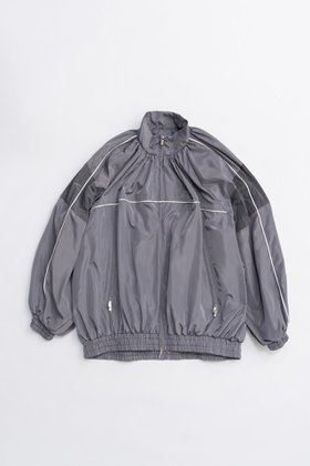 【プランク プロジェクト/PRANK PROJECT】のボリュームギャザートラックブルゾン / Volume Gathered Trucker Blouson 人気、トレンドファッション・服の通販 founy(ファニー) ファッション Fashion レディースファッション Fashion for Women アウター Coat / Outerwear Collection レディースジャケット・軽アウター Jackets ブルゾンジャケット・スポーティアウター Blouson Jackets 2025年 2025 2025-2026秋冬・A/W Autumn/Winter 2025–26 AW25–26 ギャザー Gathered, Ruffled ジャケット Jacket, Outerwear タフタ Taffeta, Structured Fabric バランス Balance, Style Balance ブルゾン Blouson, Bomber Jacket ボトム Bottoms, Lower Wear リップ Lip, Lip Motif 今季 This Season, Current Season 再入荷 Restock / Back in Stock A/W・秋冬 Autumn/Winter |ID:prp329100004622159