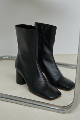 【ウィムガゼット/Whim Gazette】の【Hoaw.】スクエアショートブーツ 人気、トレンドファッション・服の通販 founy(ファニー) ファッション Fashion レディースファッション Fashion for Women 2025年 2025 2025-2026秋冬・A/W Autumn/Winter 2025–26 AW25–26 アクセサリー Fashion Accessories シューズ Shoes, Footwear ショート Short, Short Length フォルム Silhouette, Form モダン Modern, Contemporary エレガント 上品 Elegant A/W・秋冬 Autumn/Winter |ID:prp329100004626297