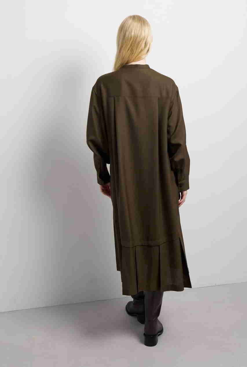 【ランバン オン ブルー/LANVIN en Bleu】のプリーツコンビシャツワンピース 人気、トレンドファッション・服の通販 founy(ファニー) 　ファッション　Fashion　レディースファッション　Fashion for Women　ワンピース　Dresses　シャツワンピース / 1枚で着映えコーデ　Shirt Dresses　チュニック　Tunic Tops & Dresses　2025年　2025　2025-2026秋冬・A/W　Autumn/Winter 2025–26 AW25–26　クラシック　Classic, Timeless Style　シルク　Silk, 100% Silk　スタンド　Stand Collar, Upright Stand　チュニック　Tunic, Long Top　ドッキング　Docking, Mixed Material　プリーツ　Pleats, Pleated　リラックス　Relax, Relaxed Fit　ロング　Long, Long-Length　エレガント 上品　Elegant　A/W・秋冬　Autumn/Winter　other-4|ID: prp329100004626396 ipo3291000000033244638
