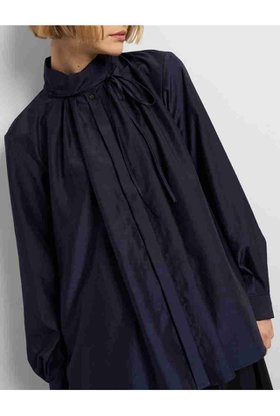 【ランバン オン ブルー/LANVIN en Bleu】のスタンドカラータックブラウス 人気、トレンドファッション・服の通販 founy(ファニー) ファッション Fashion レディースファッション Fashion for Women トップス・カットソー Cut & Sew Tops シャツ・ブラウス・オフィスカジュアル Elegant Blouses & Button-Ups 2025年 2025 2025-2026秋冬・A/W Autumn/Winter 2025–26 AW25–26 クラシカル Classical, Vintage-Inspired コンパクト Compact, Small Size シルク Silk, 100% Silk スタンド Stand Collar, Upright Stand スマート Smart, Elegant スリーブ Sleeve, Long Sleeve / Short Sleeve ファブリック Fabric, Textile フロント Front, Front Design リボン Ribbon, Bow リラックス Relax, Relaxed Fit ロング Long, Long-Length エレガント 上品 Elegant A/W・秋冬 Autumn/Winter |ID:prp329100004626405