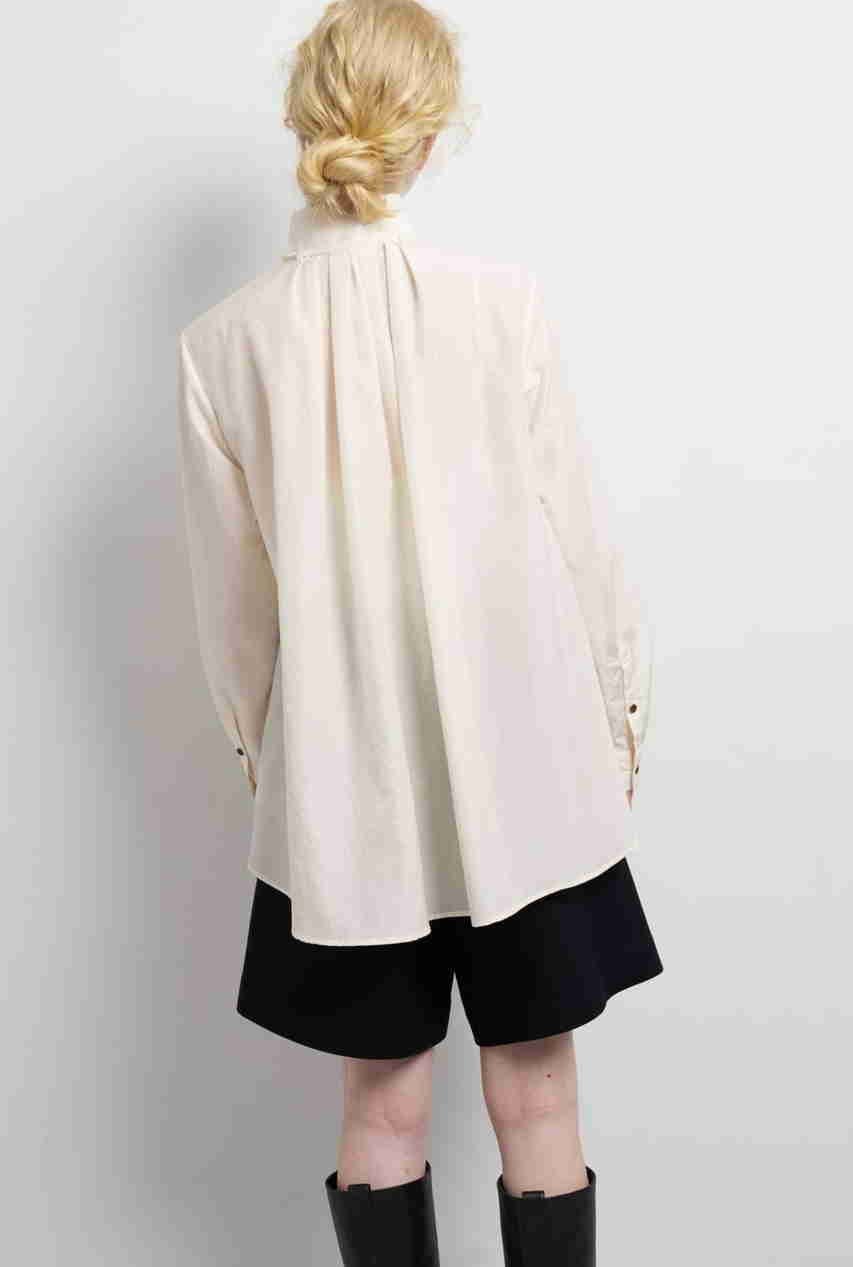 【ランバン オン ブルー/LANVIN en Bleu】のスタンドカラータックブラウス 人気、トレンドファッション・服の通販 founy(ファニー) 　ファッション　Fashion　レディースファッション　Fashion for Women　トップス・カットソー　Cut & Sew Tops　シャツ・ブラウス・オフィスカジュアル　Elegant Blouses & Button-Ups　2025年　2025　2025-2026秋冬・A/W　Autumn/Winter 2025–26 AW25–26　クラシカル　Classical, Vintage-Inspired　コンパクト　Compact, Small Size　シルク　Silk, 100% Silk　スタンド　Stand Collar, Upright Stand　スマート　Smart, Elegant　スリーブ　Sleeve, Long Sleeve / Short Sleeve　ファブリック　Fabric, Textile　フロント　Front, Front Design　リボン　Ribbon, Bow　リラックス　Relax, Relaxed Fit　ロング　Long, Long-Length　エレガント 上品　Elegant　A/W・秋冬　Autumn/Winter　other-3|ID: prp329100004626405 ipo3291000000033244701