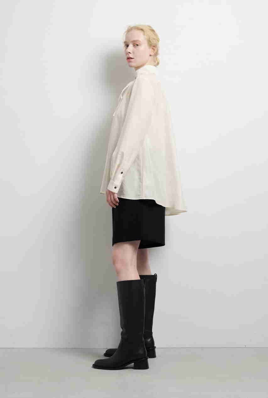 【ランバン オン ブルー/LANVIN en Bleu】のスタンドカラータックブラウス 人気、トレンドファッション・服の通販 founy(ファニー) 　ファッション　Fashion　レディースファッション　Fashion for Women　トップス・カットソー　Cut & Sew Tops　シャツ・ブラウス・オフィスカジュアル　Elegant Blouses & Button-Ups　2025年　2025　2025-2026秋冬・A/W　Autumn/Winter 2025–26 AW25–26　クラシカル　Classical, Vintage-Inspired　コンパクト　Compact, Small Size　シルク　Silk, 100% Silk　スタンド　Stand Collar, Upright Stand　スマート　Smart, Elegant　スリーブ　Sleeve, Long Sleeve / Short Sleeve　ファブリック　Fabric, Textile　フロント　Front, Front Design　リボン　Ribbon, Bow　リラックス　Relax, Relaxed Fit　ロング　Long, Long-Length　エレガント 上品　Elegant　A/W・秋冬　Autumn/Winter　other-4|ID: prp329100004626405 ipo3291000000033244702