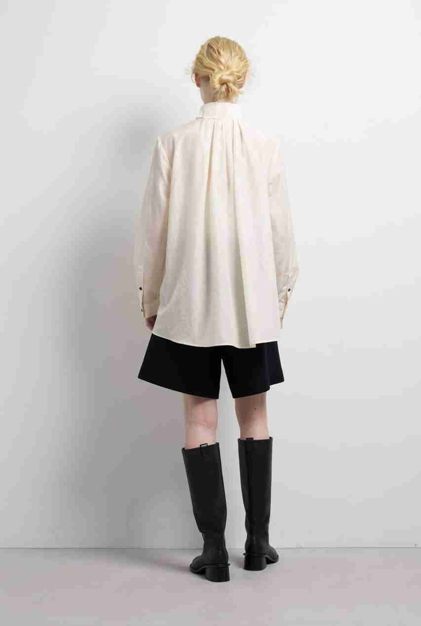 【ランバン オン ブルー/LANVIN en Bleu】のスタンドカラータックブラウス 人気、トレンドファッション・服の通販 founy(ファニー) 　ファッション　Fashion　レディースファッション　Fashion for Women　トップス・カットソー　Cut & Sew Tops　シャツ・ブラウス・オフィスカジュアル　Elegant Blouses & Button-Ups　2025年　2025　2025-2026秋冬・A/W　Autumn/Winter 2025–26 AW25–26　クラシカル　Classical, Vintage-Inspired　コンパクト　Compact, Small Size　シルク　Silk, 100% Silk　スタンド　Stand Collar, Upright Stand　スマート　Smart, Elegant　スリーブ　Sleeve, Long Sleeve / Short Sleeve　ファブリック　Fabric, Textile　フロント　Front, Front Design　リボン　Ribbon, Bow　リラックス　Relax, Relaxed Fit　ロング　Long, Long-Length　エレガント 上品　Elegant　A/W・秋冬　Autumn/Winter　other-5|ID: prp329100004626405 ipo3291000000033244704
