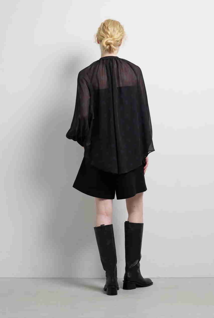 【ランバン オン ブルー/LANVIN en Bleu】のArt DECO 100e ブラウス 人気、トレンドファッション・服の通販 founy(ファニー) 　ファッション　Fashion　レディースファッション　Fashion for Women　トップス・カットソー　Cut & Sew Tops　シャツ・ブラウス・オフィスカジュアル　Elegant Blouses & Button-Ups　2025年　2025　2025-2026秋冬・A/W　Autumn/Winter 2025–26 AW25–26　コレクション　Collection, Seasonal Line　シフォン　Chiffon, Lightweight Fabric　スリーブ　Sleeve, Long Sleeve / Short Sleeve　ファブリック　Fabric, Textile　プリント　Print, Printed Pattern　モダン　Modern, Contemporary　モチーフ　Motif, Design Theme　ラグジュアリー　Luxury, Elegant　ロング　Long, Long-Length　A/W・秋冬　Autumn/Winter　other-6|ID: prp329100004626406 ipo3291000000033244720