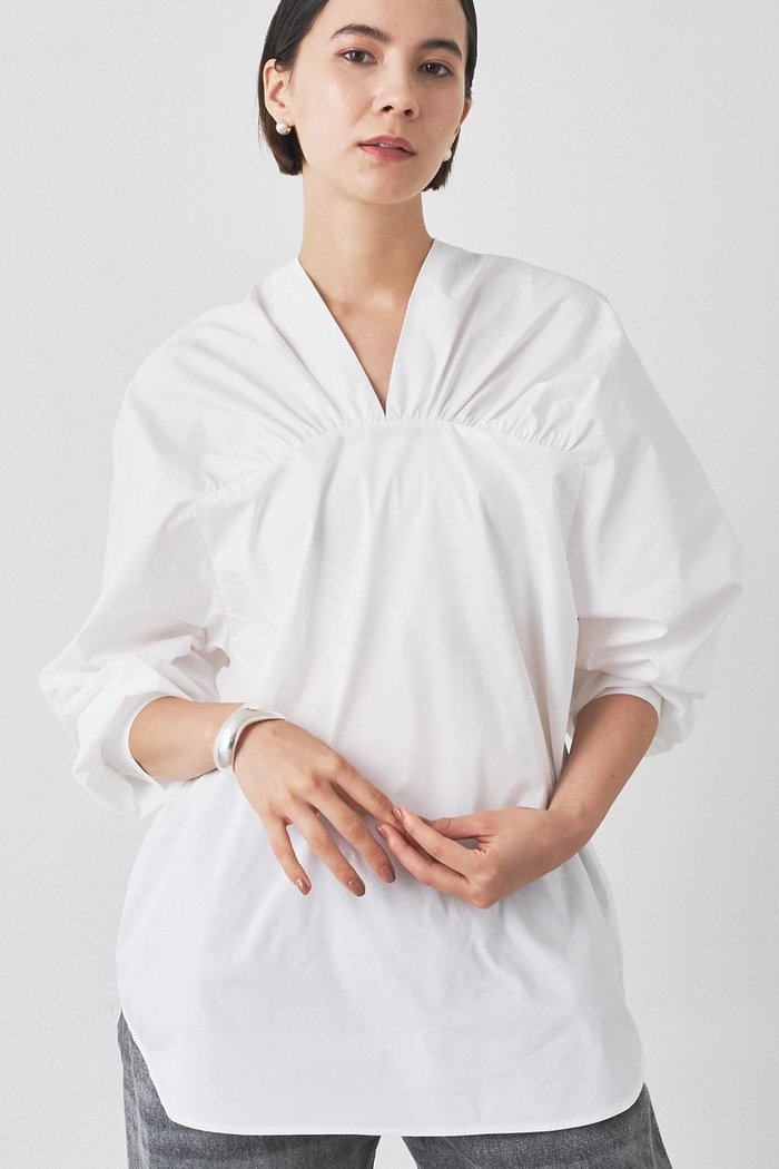 【ウィムガゼット/Whim Gazette】のVネックギャザーブラウス インテリア・キッズ・メンズ・レディースファッション・服の通販 founy(ファニー) https://founy.com/ ファッション Fashion レディースファッション Fashion for Women トップス・カットソー Cut & Sew Tops シャツ・ブラウス・オフィスカジュアル Elegant Blouses & Button-Ups Vネックトップス V-Neck Tops / V-Cut Neckline Shirts ギャザー Gathered, Ruffled スリーブ Sleeve, Long Sleeve / Short Sleeve タイプライター Typewriter Fabric, Crisp Cotton フォルム Silhouette, Form ロング Long, Long-Length |ID: prp329100004626438 ipo3291000000035888550