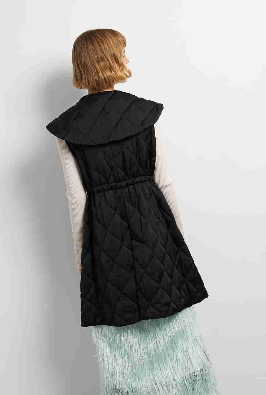 【ランバン オン ブルー/LANVIN en Bleu】のビッグカラーキルティングベスト 人気、トレンドファッション・服の通販 founy(ファニー) 　ファッション　Fashion　レディースファッション　Fashion for Women　アウター　Coat / Outerwear Collection　レディースジャケット・軽アウター　Jackets　2025年　2025　2025-2026秋冬・A/W　Autumn/Winter 2025–26 AW25–26　キルティング　Quilted, Quilting　サテン　Satin, Glossy Fabric　ジャケット　Jacket, Outerwear　ドローコード　Drawcord, Drawstring Cord　ファブリック　Fabric, Textile　ベスト　Vest, Waistcoat　メタル　Metal, Metal Parts　ラグジュアリー　Luxury, Elegant　エレガント 上品　Elegant　A/W・秋冬　Autumn/Winter　other-4|ID: prp329100004626457 ipo3291000000033245154