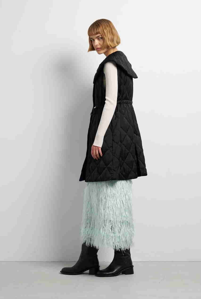 【ランバン オン ブルー/LANVIN en Bleu】のビッグカラーキルティングベスト 人気、トレンドファッション・服の通販 founy(ファニー) 　ファッション　Fashion　レディースファッション　Fashion for Women　アウター　Coat / Outerwear Collection　レディースジャケット・軽アウター　Jackets　2025年　2025　2025-2026秋冬・A/W　Autumn/Winter 2025–26 AW25–26　キルティング　Quilted, Quilting　サテン　Satin, Glossy Fabric　ジャケット　Jacket, Outerwear　ドローコード　Drawcord, Drawstring Cord　ファブリック　Fabric, Textile　ベスト　Vest, Waistcoat　メタル　Metal, Metal Parts　ラグジュアリー　Luxury, Elegant　エレガント 上品　Elegant　A/W・秋冬　Autumn/Winter　other-6|ID: prp329100004626457 ipo3291000000033245156
