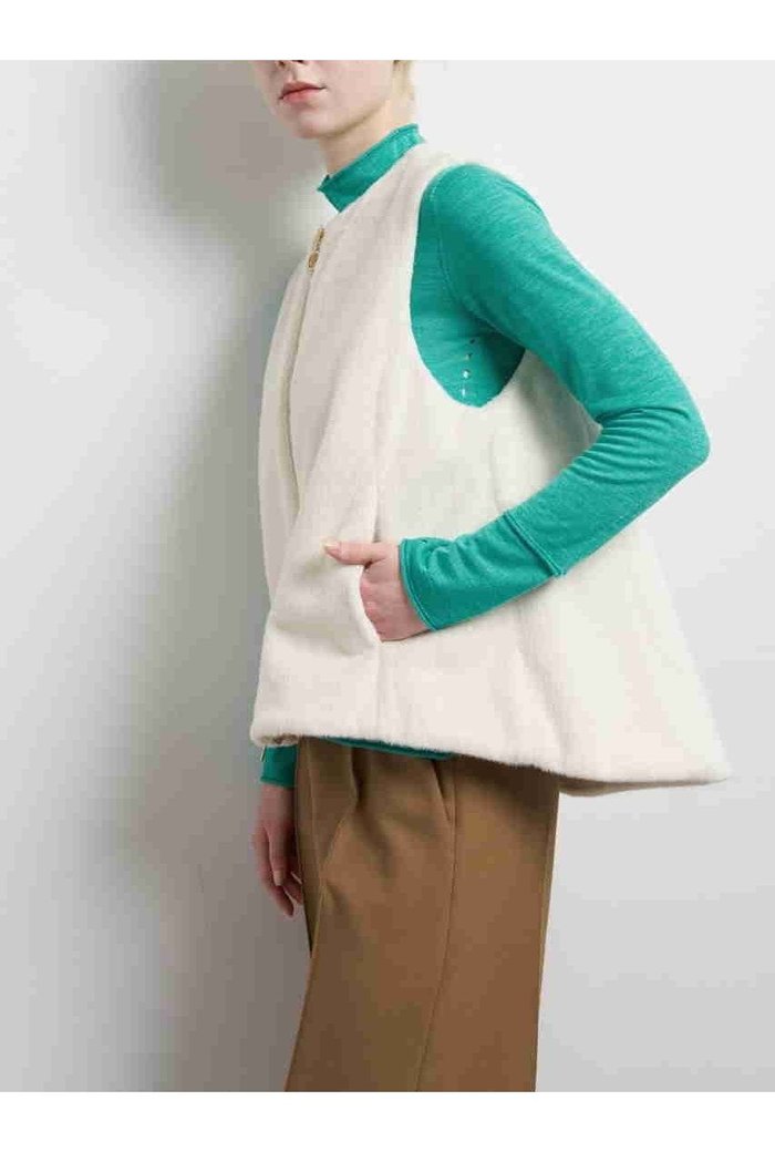 【ランバン オン ブルー/LANVIN en Bleu】のフェイクファーフレアベスト インテリア・キッズ・メンズ・レディースファッション・服の通販 founy(ファニー) https://founy.com/ ファッション Fashion レディースファッション Fashion for Women アウター Coat / Outerwear Collection レディースジャケット・軽アウター Jackets ジャケット Jacket, Outerwear バランス Balance, Style Balance ファブリック Fabric, Textile フェイクファー Faux Fur, Imitation Fur ベスト Vest, Waistcoat ラグジュアリー Luxury, Elegant |ID: prp329100004626458 ipo3291000000033245159