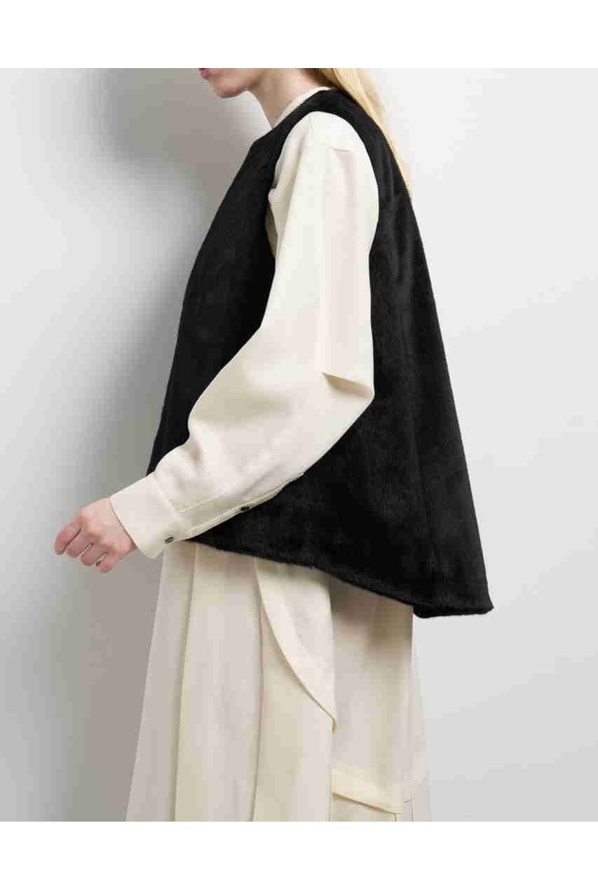 【ランバン オン ブルー/LANVIN en Bleu】のフェイクファーフレアベスト 人気、トレンドファッション・服の通販 founy(ファニー) 　ファッション　Fashion　レディースファッション　Fashion for Women　アウター　Coat / Outerwear Collection　レディースジャケット・軽アウター　Jackets　2025年　2025　2025-2026秋冬・A/W　Autumn/Winter 2025–26 AW25–26　ジャケット　Jacket, Outerwear　バランス　Balance, Style Balance　ファブリック　Fabric, Textile　フェイクファー　Faux Fur, Imitation Fur　ベスト　Vest, Waistcoat　ラグジュアリー　Luxury, Elegant　A/W・秋冬　Autumn/Winter　other-2|ID: prp329100004626458 ipo3291000000033245162