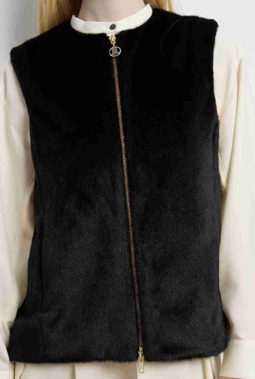 【ランバン オン ブルー/LANVIN en Bleu】のフェイクファーフレアベスト 人気、トレンドファッション・服の通販 founy(ファニー) 　ファッション　Fashion　レディースファッション　Fashion for Women　アウター　Coat / Outerwear Collection　レディースジャケット・軽アウター　Jackets　2025年　2025　2025-2026秋冬・A/W　Autumn/Winter 2025–26 AW25–26　ジャケット　Jacket, Outerwear　バランス　Balance, Style Balance　ファブリック　Fabric, Textile　フェイクファー　Faux Fur, Imitation Fur　ベスト　Vest, Waistcoat　ラグジュアリー　Luxury, Elegant　A/W・秋冬　Autumn/Winter　other-6|ID: prp329100004626458 ipo3291000000033245166