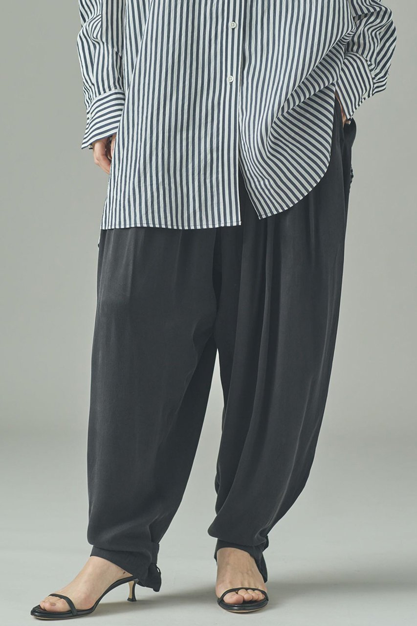 【カレンソロジー/Curensology】のサテンタックパンツ インテリア・キッズ・メンズ・レディースファッション・服の通販 founy(ファニー) 　ファッション　Fashion　レディースファッション　Fashion for Women　パンツ　Pants & Trousers　2025年　2025　2025-2026秋冬・A/W　Autumn/Winter 2025–26 AW25–26　おすすめ　Recommended / Our Picks　なめらか　Smooth, Silky Texture　ウォッシュ　Washed Finish　キュプラ　Cupro, Eco Fabric　サテン　Satin, Glossy Fabric　ジャケット　Jacket, Outerwear　ピーチ　Peach, Soft Touch　フランス　France, French　ミリタリー　Military, Army Style　リラックス　Relax, Relaxed Fit　日本製　Made In Japan　A/W・秋冬　Autumn/Winter　ブラック|ID: prp329100004626477 ipo3291000000033245323