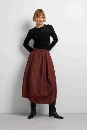 【ランバン オン ブルー/LANVIN en Bleu】 アシンメコクーンタフタスカート人気、トレンドファッション・服の通販 founy(ファニー) ファッション Fashion レディースファッション Fashion for Women スカート Skirts ロングスカート Long Skirts / Maxi & Midi Skirts 2025年 2025 2025-2026秋冬・A/W Autumn/Winter 2025–26 AW25–26 シャンブレー Chambray, Denim-Like Fabric タフタ Taffeta, Structured Fabric フロント Front, Front Design ランダム Random, Irregular ロング Long, Long-Length エレガント 上品 Elegant A/W・秋冬 Autumn/Winter |ID:prp329100004626495