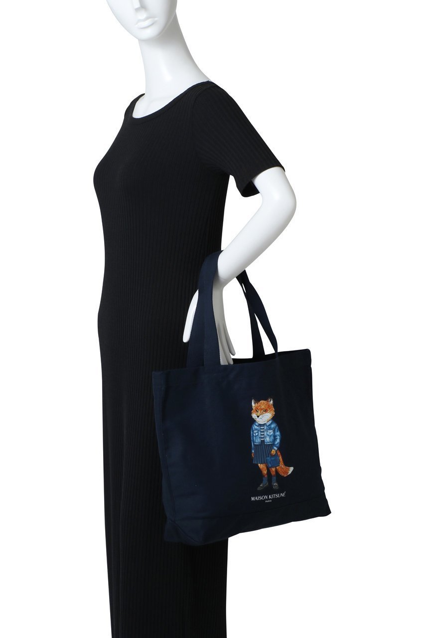 【メゾン キツネ/MAISON KITSUNE】の【UNISEX】DRESSED FOX トートバッグ 人気、トレンドファッション・服の通販 founy(ファニー) 　ファッション　Fashion　レディースファッション　Fashion for Women　ワンピース　Dresses　フォーマル・パーティードレス・結婚式用ドレス　Elegant & Casual Dresses　バッグ　Bags　ユニセックス　Unisex, Genderless　イラスト　Illustration　キャンバス　Canvas, Canvas Fabric　トレンド　Trend, Trending Now　ポケット　Pocket, Pocket Detail　新作・新入荷　New Arrivals / New In　other-2|ID: prp329100004627441 ipo3291000000033259898