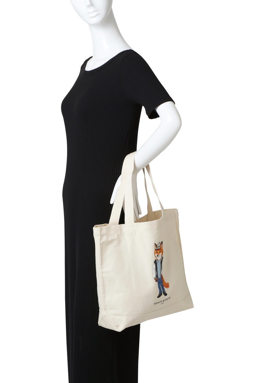 【メゾン キツネ/MAISON KITSUNE】の【UNISEX】DRESSED FOX トートバッグ 人気、トレンドファッション・服の通販 founy(ファニー) 　ファッション　Fashion　レディースファッション　Fashion for Women　ワンピース　Dresses　フォーマル・パーティードレス・結婚式用ドレス　Elegant & Casual Dresses　バッグ　Bags　ユニセックス　Unisex, Genderless　イラスト　Illustration　キャップ　Cap, Baseball Cap　キャンバス　Canvas, Canvas Fabric　クール　Cool, Chic　ポケット　Pocket, Pocket Detail　新作・新入荷　New Arrivals / New In　other-2|ID: prp329100004627442 ipo3291000000033259904