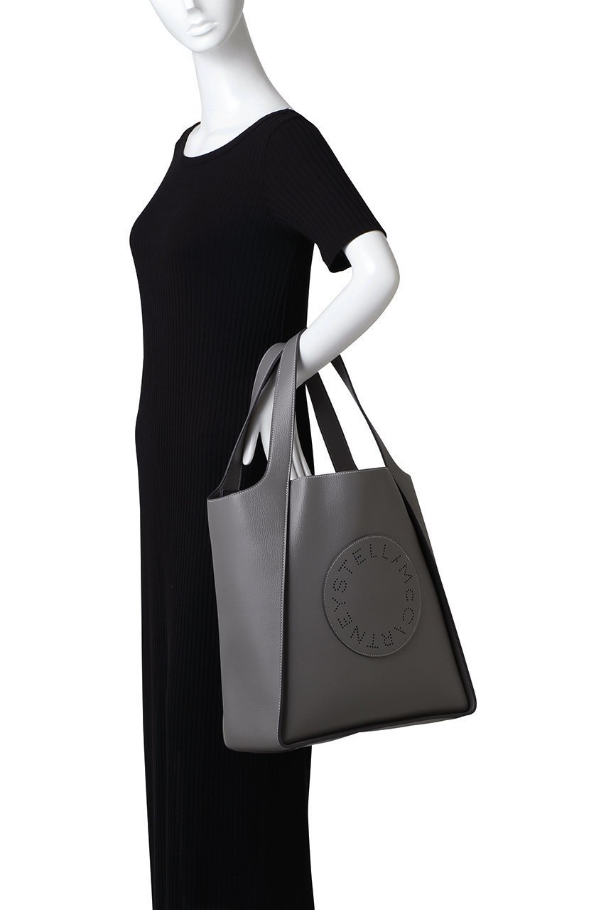 【ステラ マッカートニー/STELLA McCARTNEY】のStella Logo N/Sトートバッグ 人気、トレンドファッション・服の通販 founy(ファニー) 　ファッション　Fashion　レディースファッション　Fashion for Women　バッグ　Bags　オケージョン　Occasion Wear　サークル　Circle, Round Design　トレンド　Trend, Trending Now　ポケット　Pocket, Pocket Detail　ポーチ　Pouch, Small Case　定番　Standard, Basic Item　other-2|ID: prp329100004627443 ipo3291000000036215164