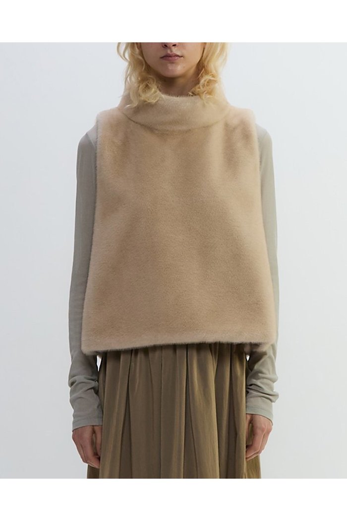 【プレインピープル/PLAIN PEOPLE】のフェイクファーオフタートルベスト インテリア・キッズ・メンズ・レディースファッション・服の通販 founy(ファニー) https://founy.com/ ファッション Fashion レディースファッション Fashion for Women アウター Coat / Outerwear Collection レディースジャケット・軽アウター Jackets 2025年 2025 2025-2026秋冬・A/W Autumn/Winter 2025–26 AW25–26 なめらか Smooth, Silky Texture ジャケット Jacket, Outerwear フェイクファー Faux Fur, Imitation Fur フランス France, French ベスト Vest, Waistcoat リアル Real, Realistic ワンポイント One Point, Statement Accent A/W・秋冬 Autumn/Winter 防寒 Cold Protection, Winter-Ready |ID: prp329100004627489 ipo3291000000033260253