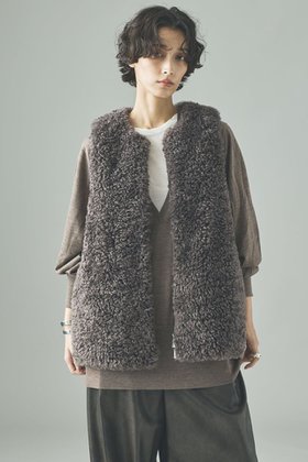 【カレンソロジー/Curensology】 リバーキルトファーベスト人気、トレンドファッション・服の通販 founy(ファニー) ファッション Fashion レディースファッション Fashion for Women アウター Coat / Outerwear Collection レディースジャケット・軽アウター Jackets なめらか Smooth, Silky Texture イタリア Italy キルト Quilt, Quilted Fabric サテン Satin, Glossy Fabric シンプル Simple, Minimal ジップ Zip, Zipper ジャケット Jacket, Outerwear タフタ Taffeta, Structured Fabric バランス Balance, Style Balance フェイクファー Faux Fur, Imitation Fur ベスト Vest, Waistcoat エレガント 上品 Elegant 秋 Autumn |ID:prp329100004628587