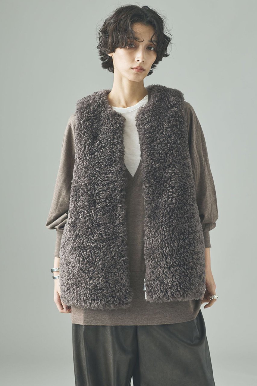 【カレンソロジー/Curensology】のリバーキルトファーベスト 人気、トレンドファッション・服の通販 founy(ファニー) 　ファッション　Fashion　レディースファッション　Fashion for Women　アウター　Coat / Outerwear Collection　レディースジャケット・軽アウター　Jackets　なめらか　Smooth, Silky Texture　イタリア　Italy　キルト　Quilt, Quilted Fabric　サテン　Satin, Glossy Fabric　シンプル　Simple, Minimal　ジップ　Zip, Zipper　ジャケット　Jacket, Outerwear　タフタ　Taffeta, Structured Fabric　バランス　Balance, Style Balance　フェイクファー　Faux Fur, Imitation Fur　ベスト　Vest, Waistcoat　エレガント 上品　Elegant　秋　Autumn　 other-1|ID: prp329100004628587 ipo3291000000035651329