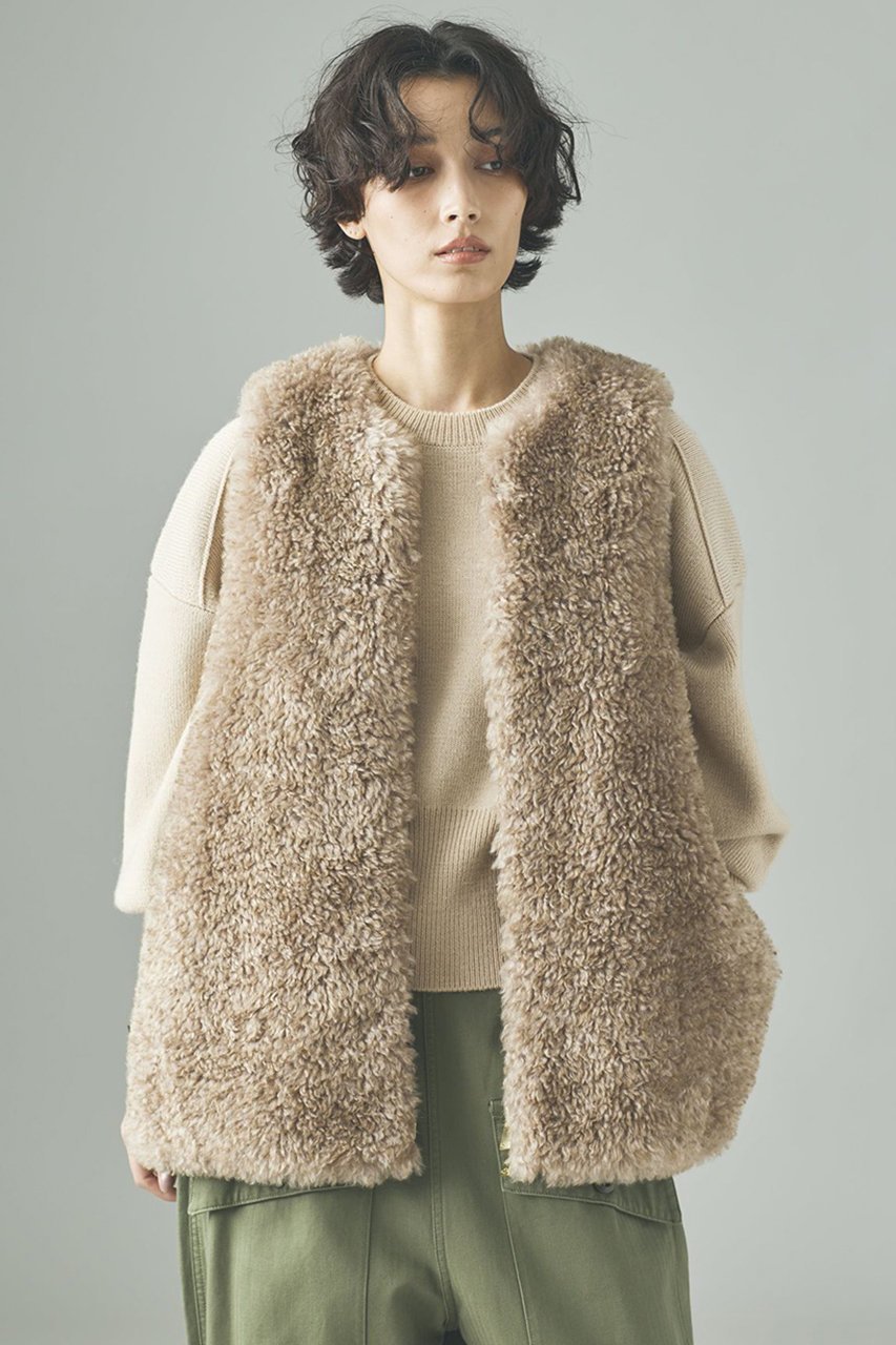 【カレンソロジー/Curensology】のリバーキルトファーベスト インテリア・キッズ・メンズ・レディースファッション・服の通販 founy(ファニー) 　ファッション　Fashion　レディースファッション　Fashion for Women　アウター　Coat / Outerwear Collection　レディースジャケット・軽アウター　Jackets　なめらか　Smooth, Silky Texture　イタリア　Italy　キルト　Quilt, Quilted Fabric　サテン　Satin, Glossy Fabric　シンプル　Simple, Minimal　ジップ　Zip, Zipper　ジャケット　Jacket, Outerwear　タフタ　Taffeta, Structured Fabric　バランス　Balance, Style Balance　フェイクファー　Faux Fur, Imitation Fur　ベスト　Vest, Waistcoat　エレガント 上品　Elegant　秋　Autumn　ベージュ|ID: prp329100004628587 ipo3291000000035651332